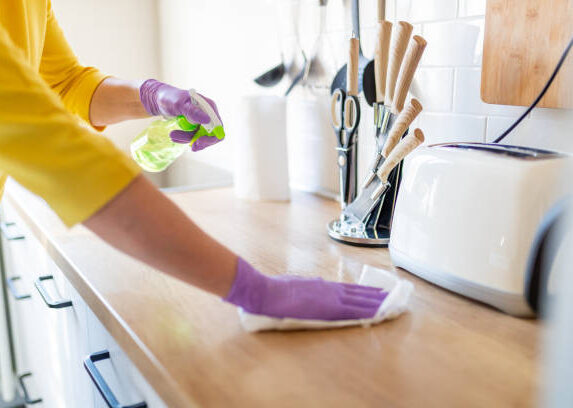 gute vertrauenswürdige Putzfrau